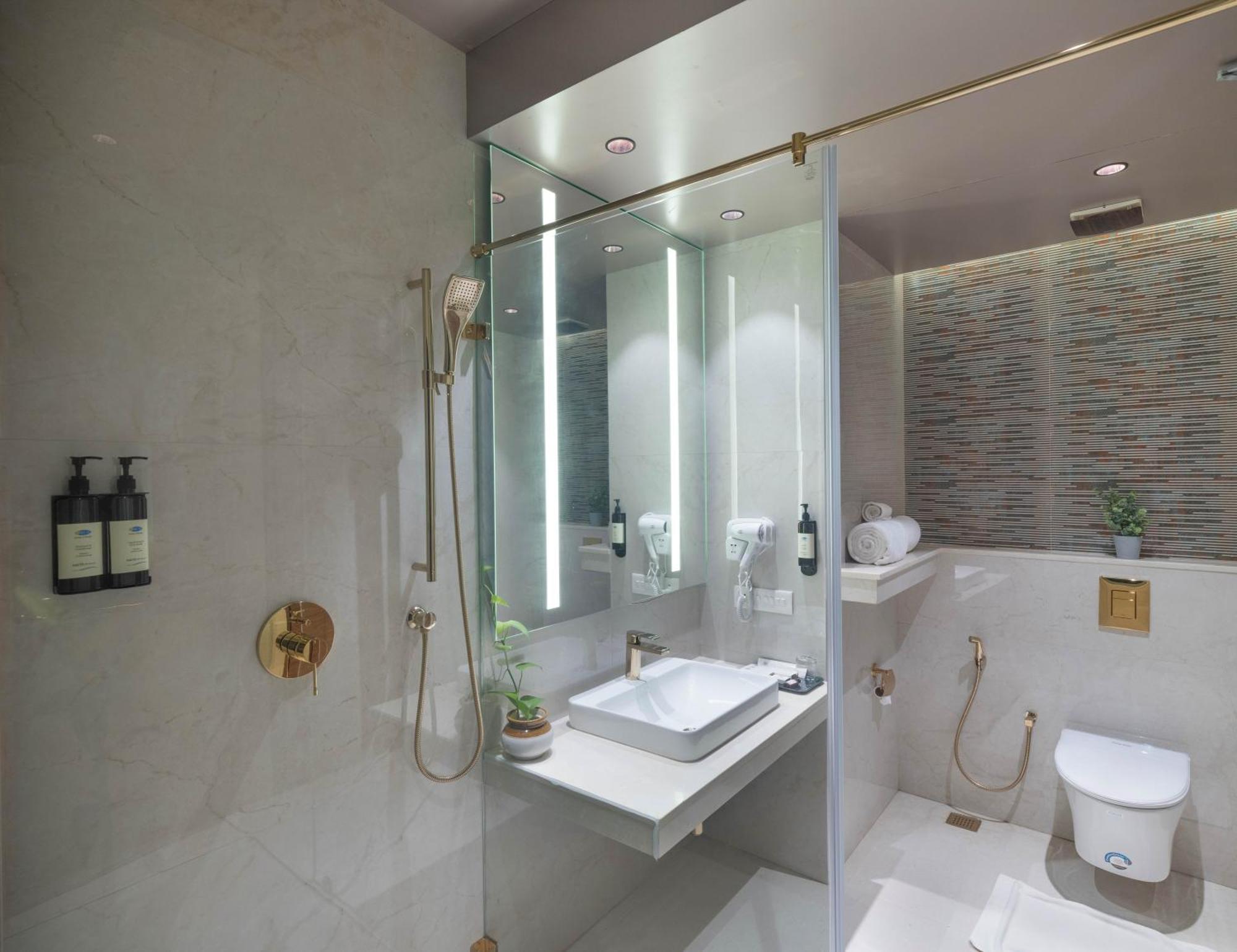 Uday Suites - The Airport Hotel Thiruvananthapuram Kültér fotó