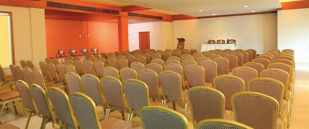 Uday Suites - The Airport Hotel Thiruvananthapuram Kültér fotó