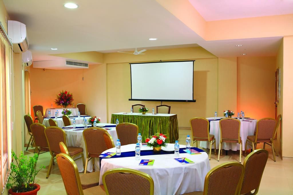 Uday Suites - The Airport Hotel Thiruvananthapuram Kültér fotó