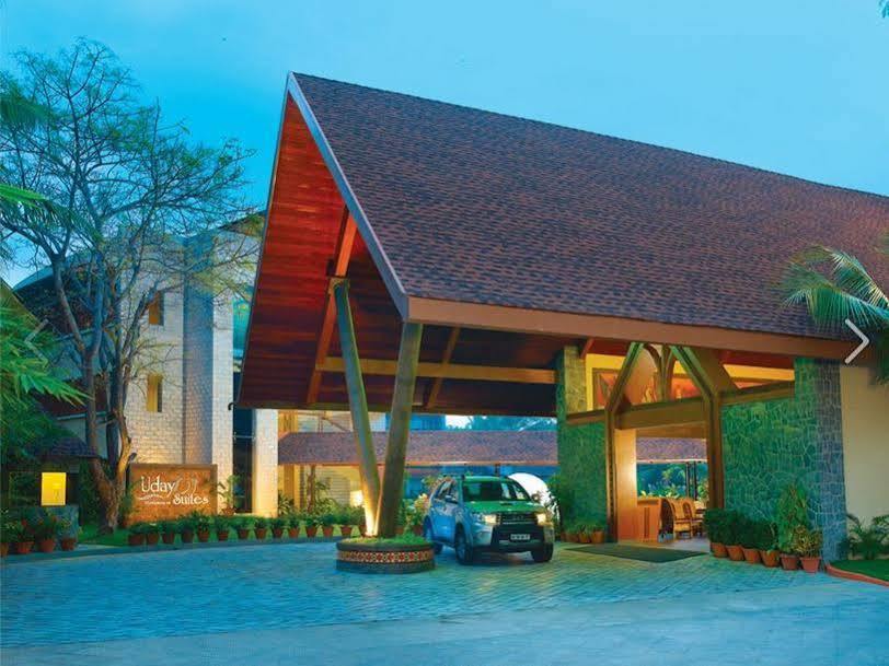 Uday Suites - The Airport Hotel Thiruvananthapuram Kültér fotó